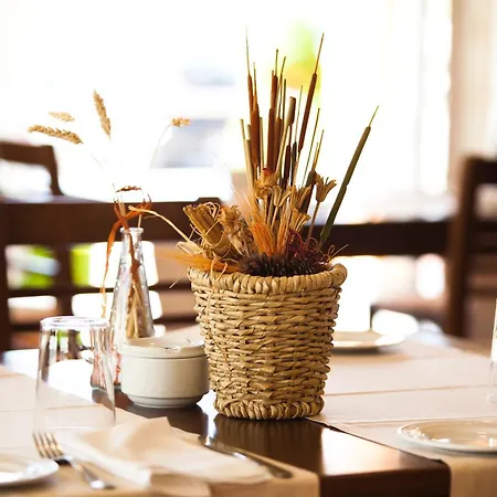 Отель Restaurante La Alhama Медина де Помар